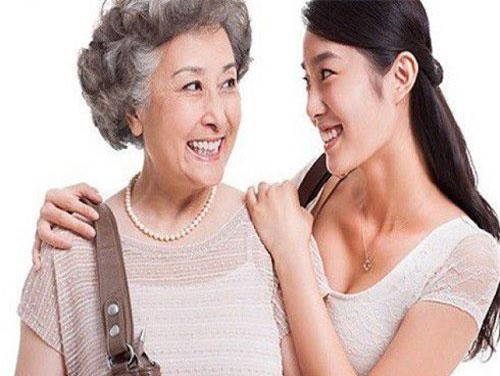 Khổ vì mẹ chồng "hai mặt"