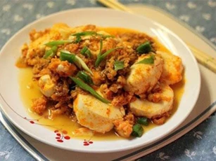 Cách làm món đậu phụ non om tôm ngọt ngon, dễ làm cho bữa ăn