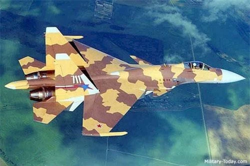 Chiến đấu cơ Su-37 được phát triển dựa trên phiên bản Su-27 huyền thoại trong quá khứ của Liên Xô. Giống với phiên bản gốc, Su-37 được thiết kế để trở thành máy bay chiến đấu đa nhiệm vụ và có thể vận hành trong mọi điều kiện thời tiết bất kể ngày đêm. Nguồn ảnh: TheArchive.