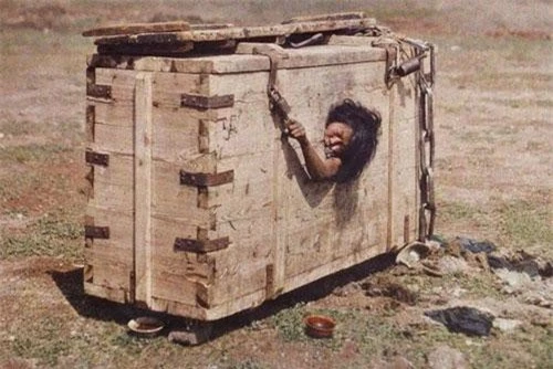  anh nguoi phu nu mong co bi nhot trong cui den chet vi toi ngoai tinh hinh 1 Người phụ nữ bị nhốt trong cũi trên sa mạc Mông Cổ năm 1913. Ảnh: Albert Kahn.