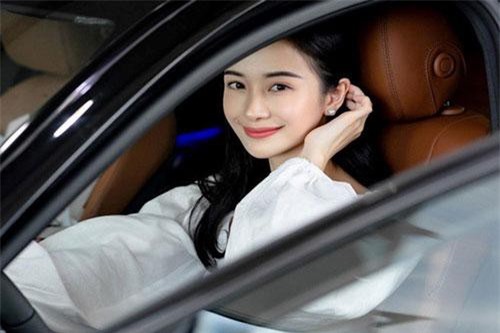 Loạt hot girl Việt mua nhà, tậu xe tiền tỷ ở tuổi đôi mươi