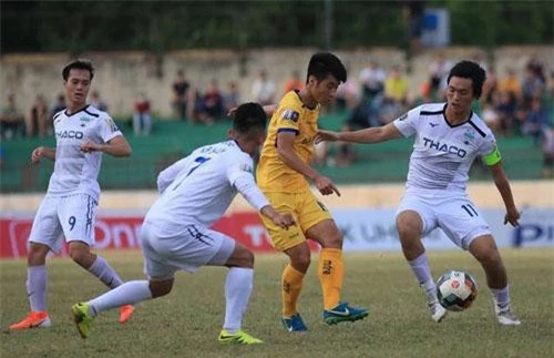 Văn Toàn (bìa trái) và Tuấn Anh (bìa phải) cùng ghi bàn, HA Gia Lai có chiến thắng ở vòng 17 V-League