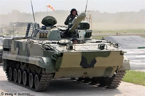 Hôm 7/7, Phó Thủ tướng Yury Borisov đã viếng thăm hàng loạt các công ty quốc phòng tại tỉnh Kurgan, tại đây ông đã cho truyền thông cơ hội tiếp cận nhiều dây chuyền vũ khí bí mật và qua đó hé lộ ra nhiều loại vũ khí mới đang được chế tạo, trong đó nổi bật là phiên bản cải tiến của dòng xe chiến đấu bộ binh BMP-3. Nguồn ảnh: Vitaly-Kuzmin