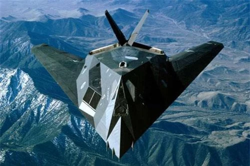 F-117 Nighthawk: Từng được coi là một biểu tượng sức mạnh của Mỹ, "chim ưng đêm" F-117 Nighthawk là máy bay đi vào hoạt động đầu tiên của Mỹ được thiết kế theo công nghệ tàng hình. Chiến đấu cơ với tốc độ đạt 0,92 Mach này đã thực hiện thành công nhiệm vụ trong một số chiến dịch của cuộc Chiến tranh vùng Vịnh năm 1991.