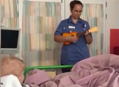 Clip: "Cảm động" nữ y tá động viên tinh thần bé trai bị ung thư