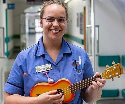 Nữ y tá hát cổ vũ tinh thần cậu bé chiến đấu với bệnh ung thư