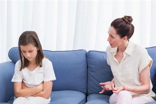 Sau 2 tháng gửi con về quê, tôi choáng váng vì ở tiệc cưới con không ăn mà cứ hăm hở gom đồ thừa cho vào túi nilon để mang về