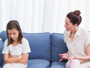 Sau 2 tháng gửi con về quê, tôi choáng váng vì ở tiệc cưới con không ăn mà cứ hăm hở gom đồ thừa cho vào túi nilon để mang về