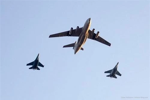Máy bay vận tải hạng nặng Il-76 và tiêm kích chiếm ưu thế trên không Su-27 của Không quân Ukraine. Ảnh: Defence Blog.