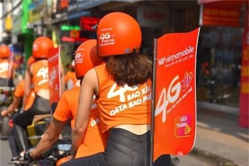 Nhân viên Vietnamobile xuống đường để quảng bá cho 4G.