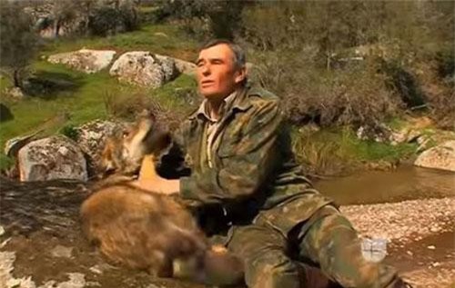 Chuyện cổ tích có thật "cậu bé rừng xanh" được đàn sói nuôi 12 năm