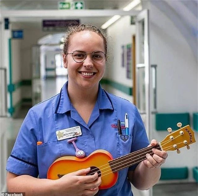 Clip: Nữ y tá hát cổ vũ tinh thần cậu bé chiến đấu với bệnh ung thư - 1