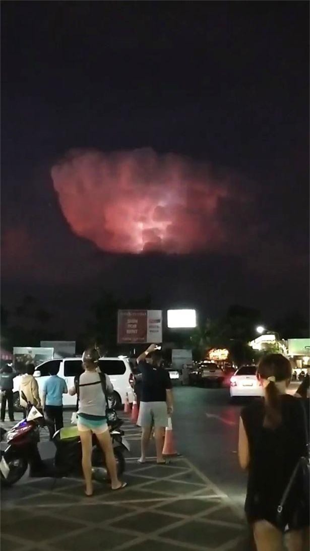 Mysterious strange objects like UFOs fly among red thunderclouds in Thailand - Photo 2.