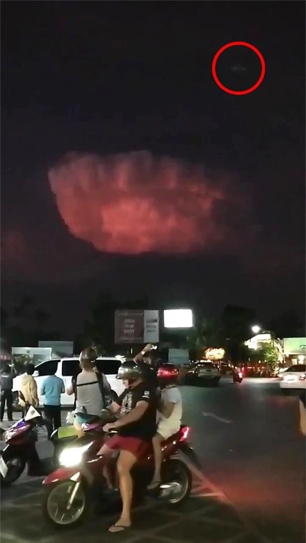 Vật thể lạ bí ẩn như UFO bay giữa đám mây sấm sét đỏ rực ở Thái Lan - Ảnh 3.