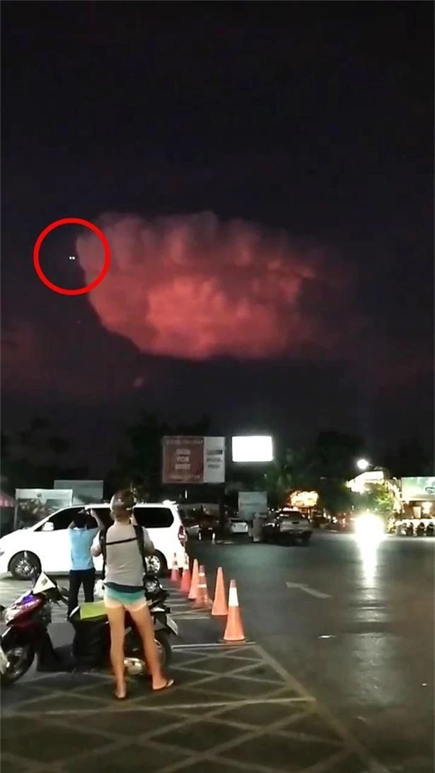 Vật thể lạ bí ẩn như UFO bay giữa đám mây sấm sét đỏ rực ở Thái Lan - Ảnh 4.