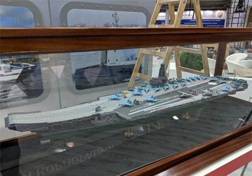 Trong khuôn khổ triển lãm hàng hải quốc tế IMDS 2019 đang diễn ra tại thành phố St Petersburg, Cục thiết kế Nevskoe đã lần đầu tiên giới thiệu mẫu thiết kế tàu sân bay thế hệ mới mang tên "lớp Lamantin" dành cho Hải quân Nga trong tương lai xa. Nguồn ảnh: Mil Today