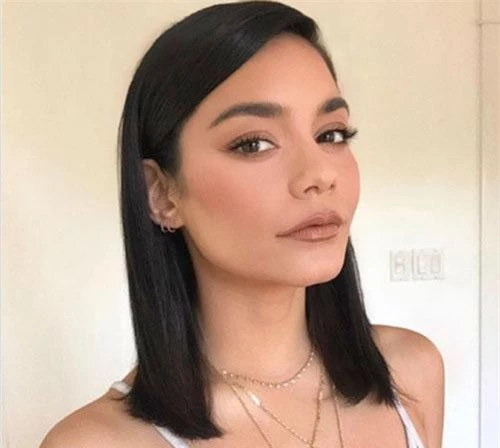 Vanessa Hudgens từ lâu đã là một mỹ nhân lai nổi tiếng tại Hollywood. Sức hấp dẫn đặc biệt của Vanessa Hudgens đến từ dòng máu pha trộn của ông bố là người Ai-len lai với Mỹ bản địa còn mẹ của nữ diễn viên thì vốn sinh ra tại thủ đô Manila, Philippines nhưng lại là người Hoa gốc Tây Ban Nha.