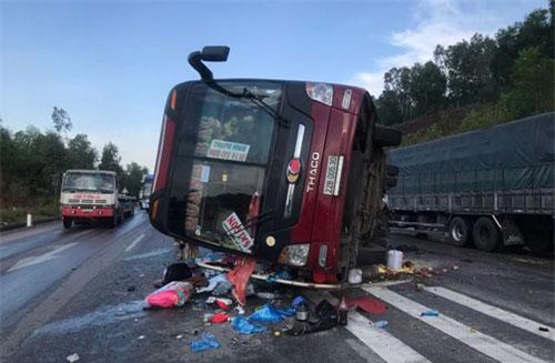 Nghệ An: Xe khách tự gây tai nạn, ít nhất 4 người nhập viện