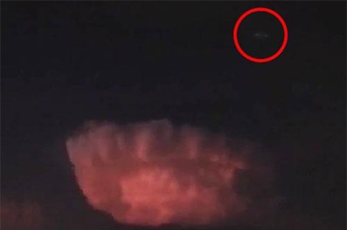 Vật thể lạ bí ẩn như UFO bay giữa đám mây sấm sét đỏ rực ở Thái Lan