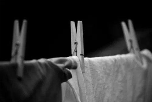 Thanh niên nửa đêm phơi quần áo, gặp kết kinh dị