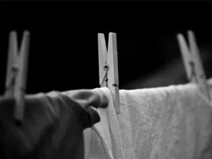 Thanh niên nửa đêm phơi quần áo, gặp kết kinh dị