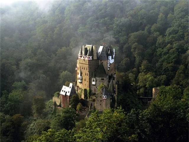 12 lâu đài ma ám đáng sợ trên thế giới - Ảnh 5.