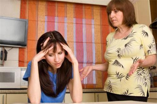 Thất vọng vì chồng chỉ biết núp váy mẹ