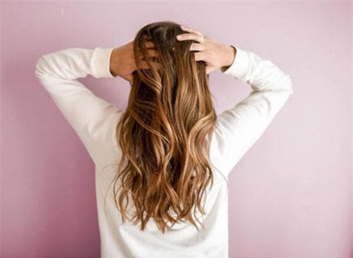 Thiếu nữ bẻ khớp cổ cho đỡ mỏi và kết bất ngờ, kinh dị