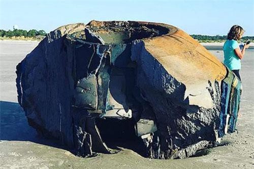 Vật thể lạ trôi vào bãi biển ở Mỹ nghi là UFO