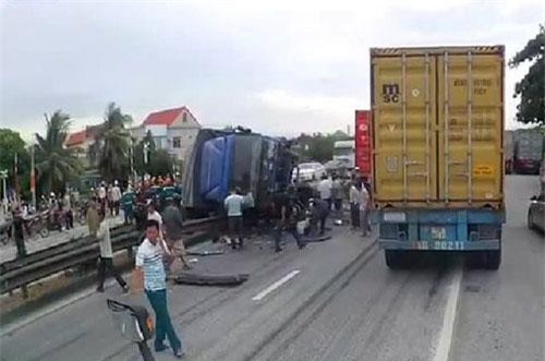 Hải Dương: Xe tải đổ vào đám đông vây quanh một vụ tai nạn, 6 người tử vong