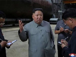 Ông Kim Jong-un thị sát tàu ngầm mới, chú ý tới các hệ thống vũ khí