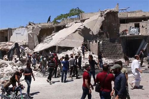 CLIP: Quân đội Syria và Nga bắn phá thành trì của phiến quân khiến 27 người tử vong