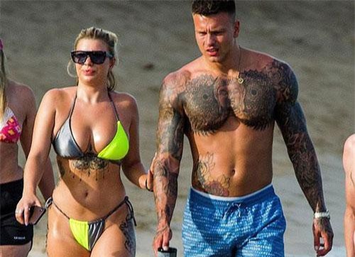 Olivia Buckland và chồng khoe loạt hình xăm khủng