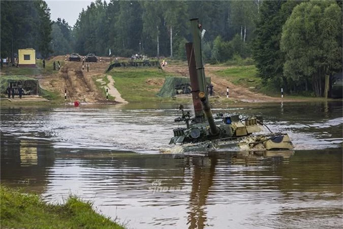 Nga mang T-80 cung kip lai nu tham gia dua tang Tank Biathlon-Hinh-3