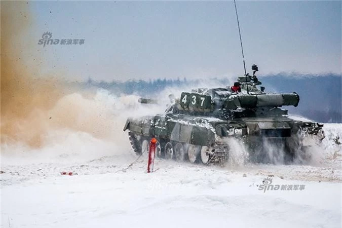 Nga mang T-80 cung kip lai nu tham gia dua tang Tank Biathlon-Hinh-7
