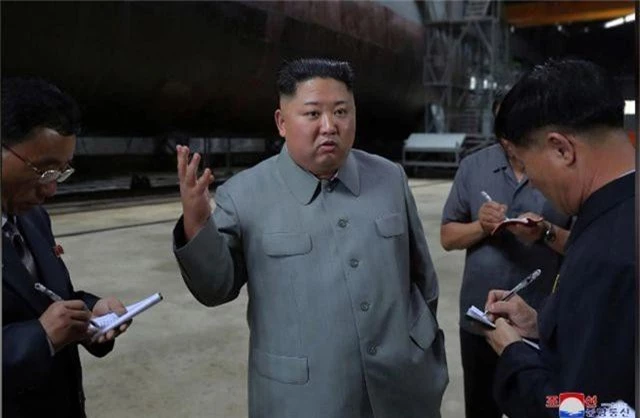 Ông Kim Jong-un thị sát tàu ngầm mới, chú ý tới các hệ thống vũ khí - 1