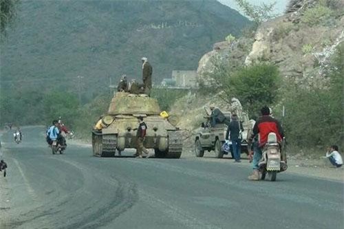 Xe tăng T-34 bị tên lửa "hỏi thăm" và cái kết không thể ngờ