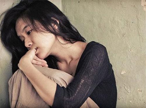 Tôi sinh con xong, chồng chê giống lợn và lén đi với gái gọi