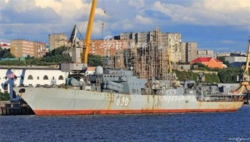 Khu trục hạm săn ngầm Đô đốc Chabanenko của Hải quân Nga trong tình trạng xuống cấp nặng nề. Ảnh: Sina.