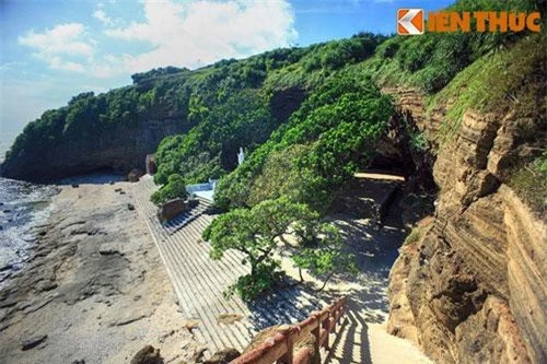 1. Chùa Hang ở đảo Lý Sơn là ngôi chùa cổ nổi tiếng nằm trong một hang đá lớn ở Tây Bắc núi Thới Lới - một núi lửa cổ trên đảo. Chùa được lập dưới triều vua Lê Kính Tông (1599 - 1619), mang tên chữ là Thiên Khổng Thạch Tự (Chùa đá trời sinh).