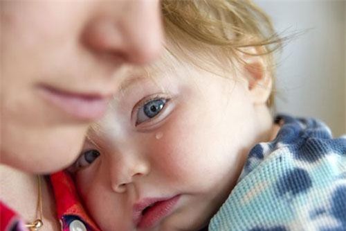 Tức con dâu, mẹ chồng trút giận lên cháu nội