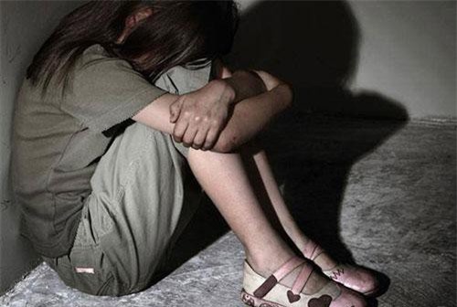 Phú Yên: Đang xem tivi, bé gái 9 tuổi bị hiếp dâm