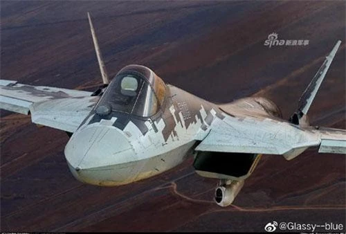 Những hình ảnh mới đây nhất được truyền thông Nga đăng tải cho thấy chiến đấu cơ thế hệ năm Su-57 của nước này mang theo một hệ thống vũ khí dưới động cơ bên trái, có vẻ như là một loại pod trinh sát hoặc áp chế điện tử. Nguồn ảnh: Sina.