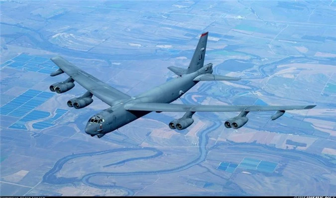 Raytheon vừa được công ty Boeing lựa chọn cung cấp hệ thống radar cho chương trình hiện đại hóa radar máy bay ném bom B-52. Dựa trên hợp đồng, Raytheon sẽ thiết kế, phát triển và sản xuất hệ thống rada có anten mạng pha chủ động cho toàn bộ các máy bay B-52 còn lại. Nguồn ảnh: Airliners.net
