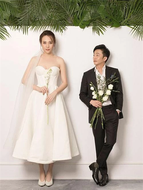 Bộ ảnh cưới được thực hiện với phong cách tối giản, hai tông màu chủ đạo là đen và trắng. Điểm xuyết không gian với viền lá cây xanh mướt.