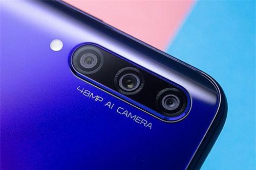 Cận cảnh smartphone 3 camera sau, cấu hình tốt, pin ‘trâu’, giá ‘mềm’