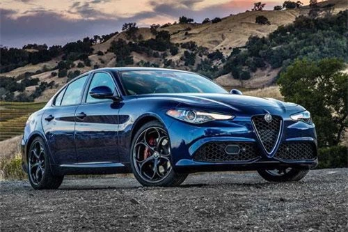 2. Alfa Romeo Giulia 2019 (giá khởi điểm: 38.295 USD).