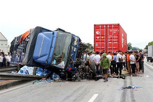 Tạm giữ tài xế xe tải lật ngang đè chết 5 người trên quốc lộ