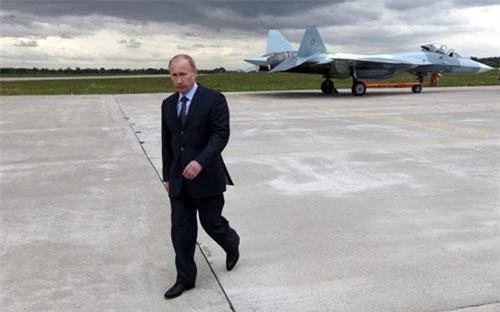 Tổng thống Vladimir Putin kiểm tra tiêm kích tàng hình Su-57. Ảnh: AP.