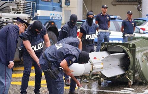 Chết lặng với kho tên lửa của tân phát xít Italia